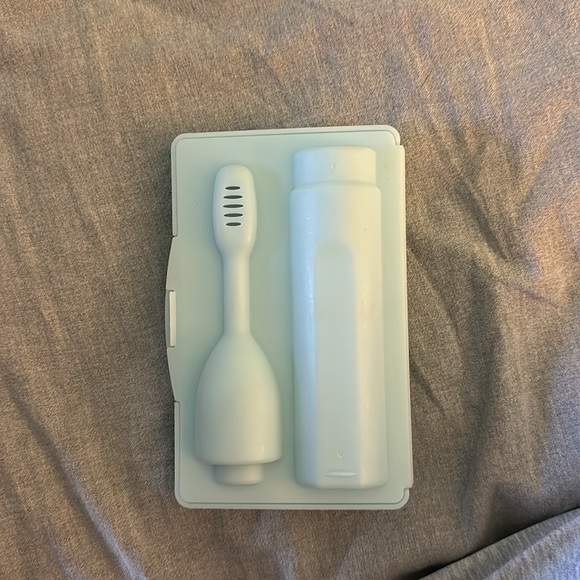 Philips Sonicare charger, two brush stand, and two travel containers. - Picture 4 of 10